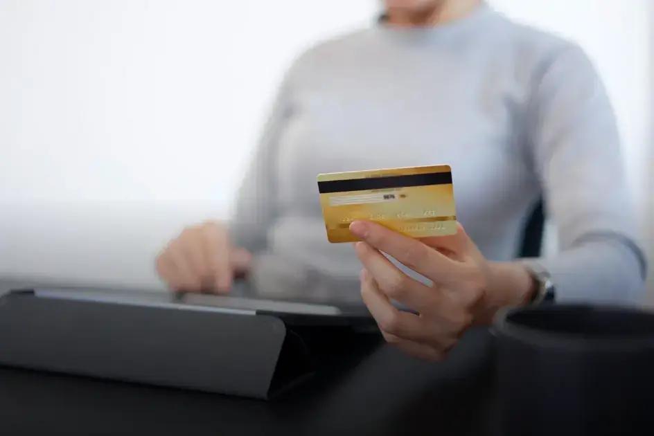 Cartão de crédito com limite na hora para negativado: como conseguir
