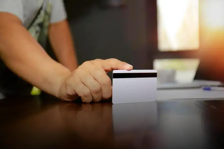 Cartão de crédito para pensionista negativado: descubra suas opções seguras