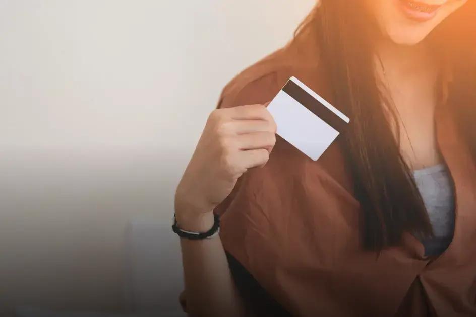 Cartão de crédito para quem tá negativado: veja como conseguir um
