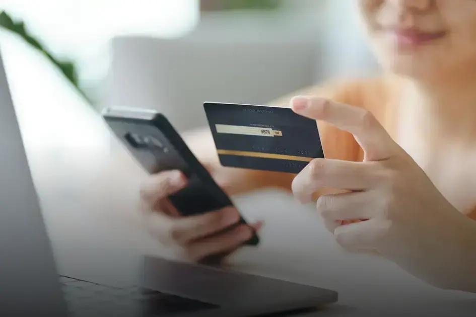 Qual banco dá cartão de crédito para negativado? Descubra as opções