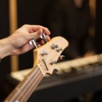 Arrumando cordas da viola