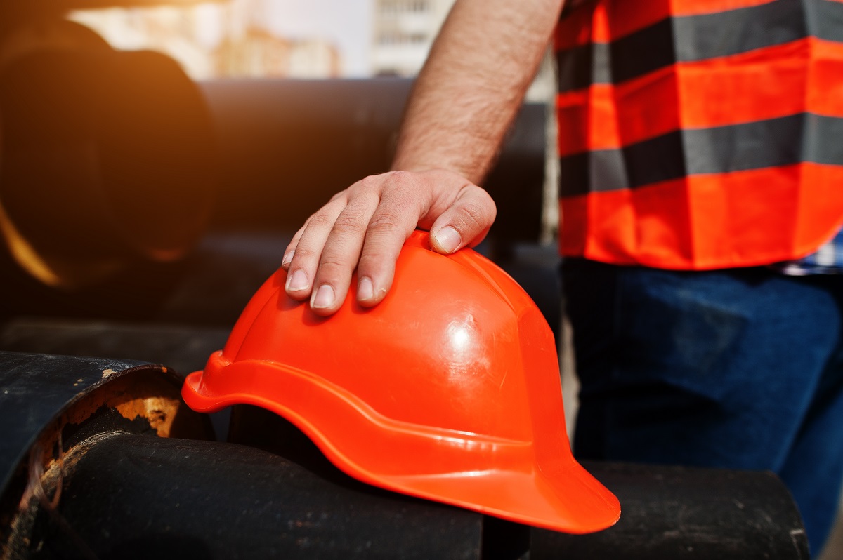 homens com a mão em cima do capacete